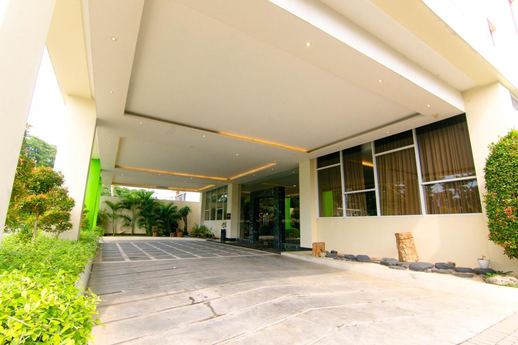 Front One Hotel Purwodadi Purwodadi (Grobogan) Exterior foto