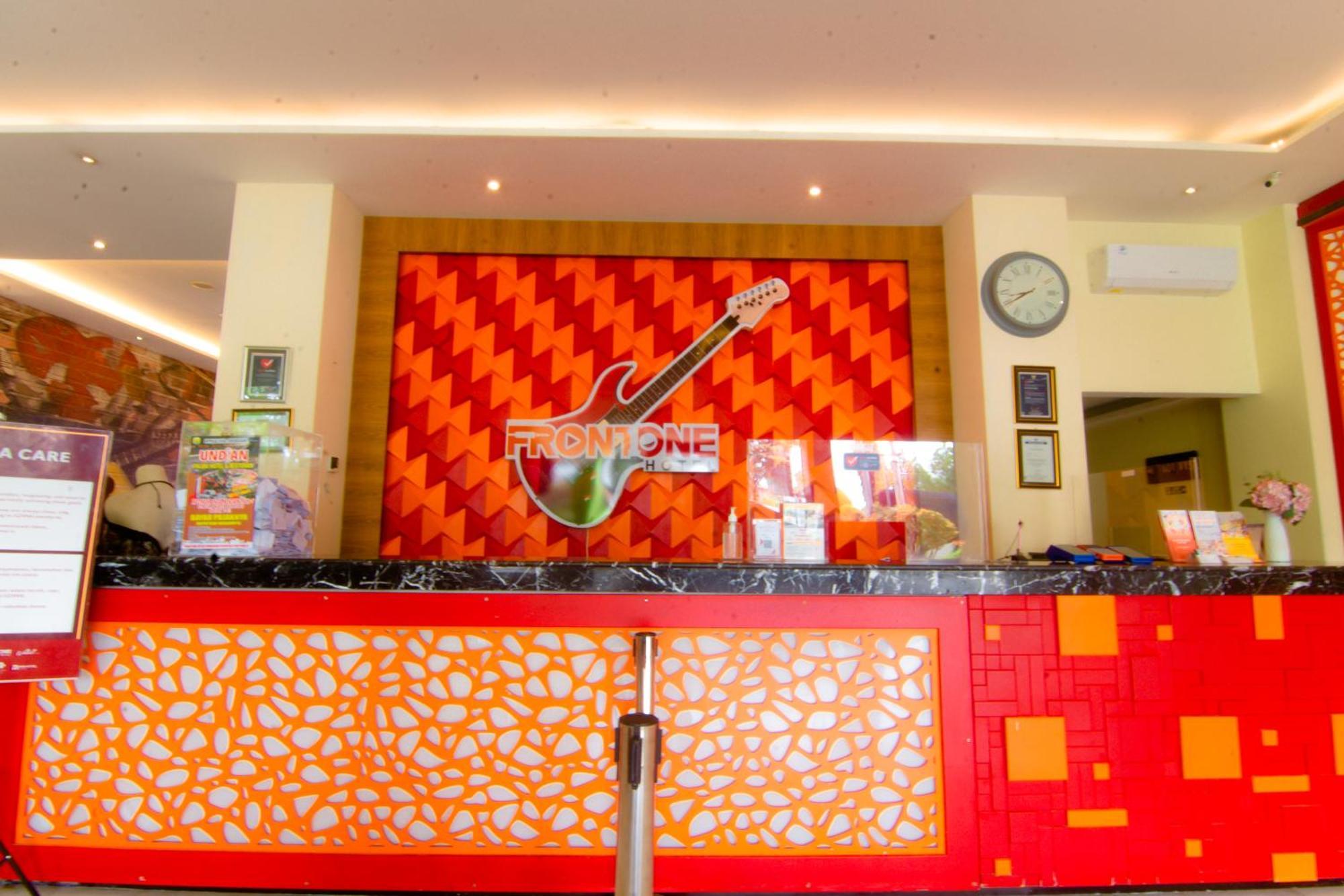 Front One Hotel Purwodadi Purwodadi (Grobogan) Exterior foto