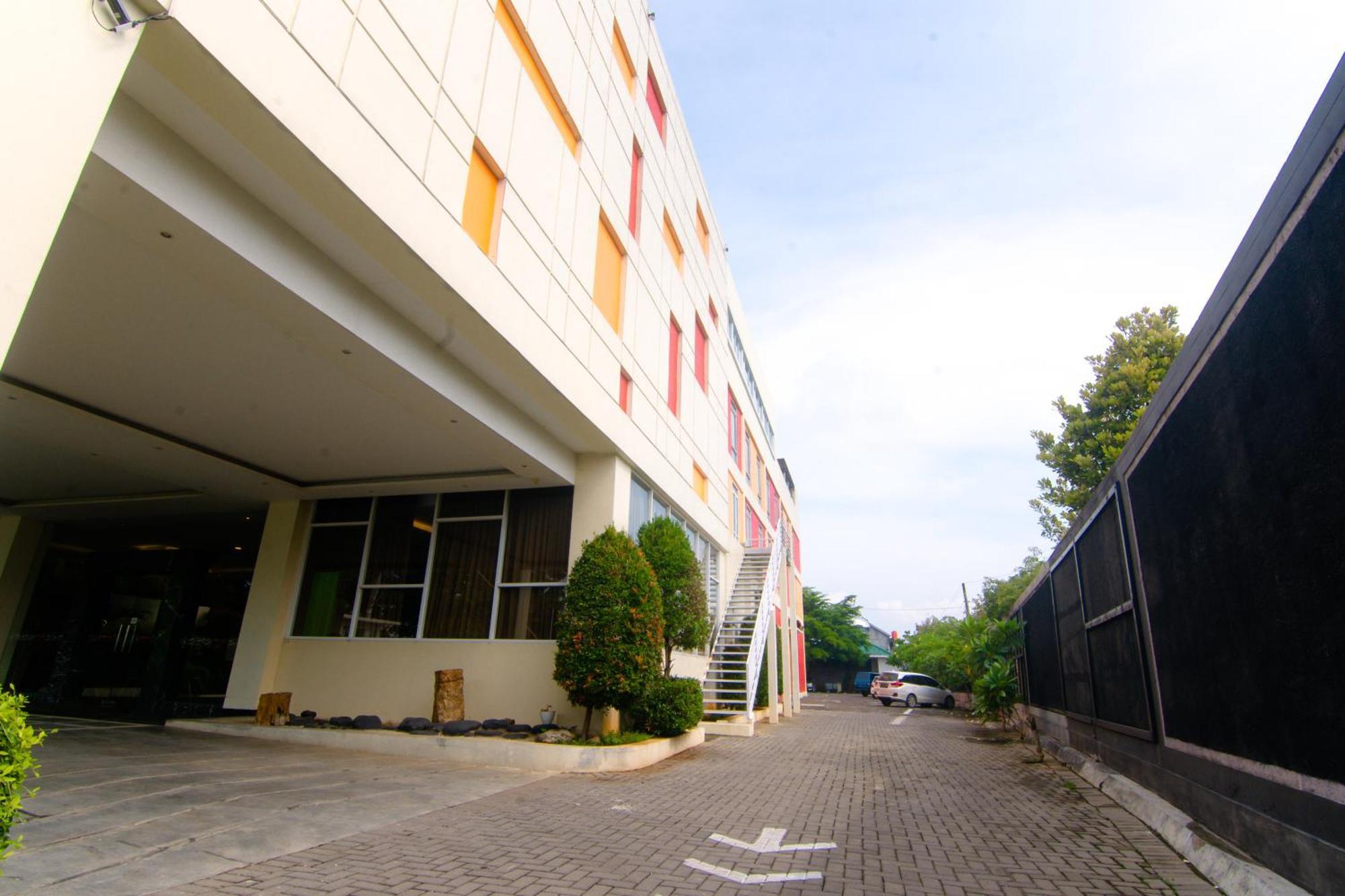 Front One Hotel Purwodadi Purwodadi (Grobogan) Exterior foto