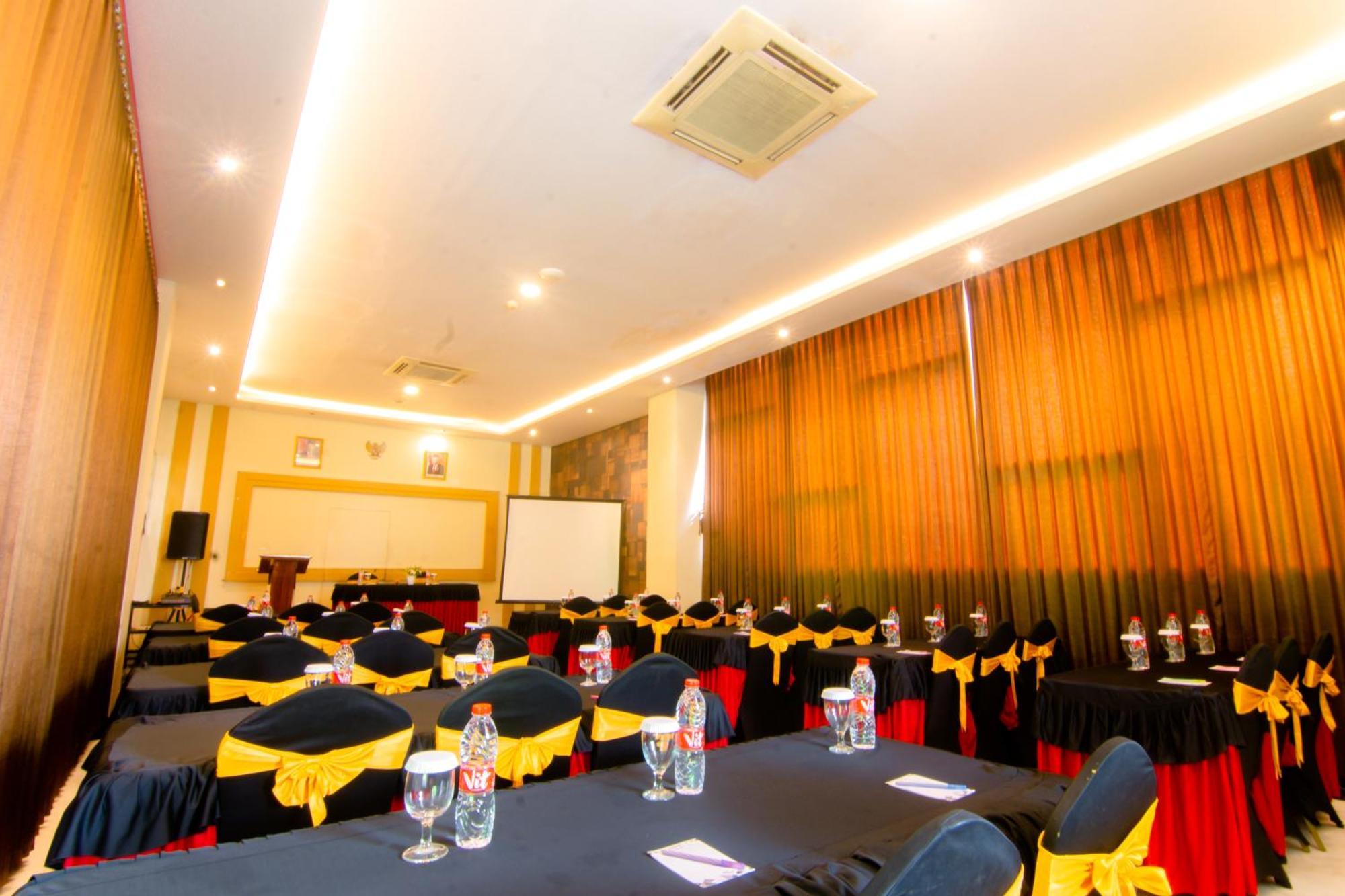 Front One Hotel Purwodadi Purwodadi (Grobogan) Exterior foto